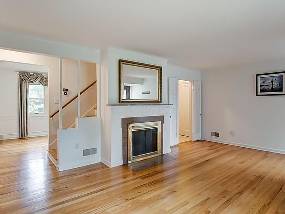 3rd image of 1586 College Hill Dr