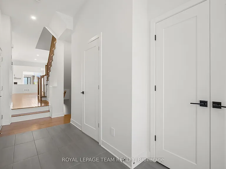 799 Cairn Cres — Photo 14
