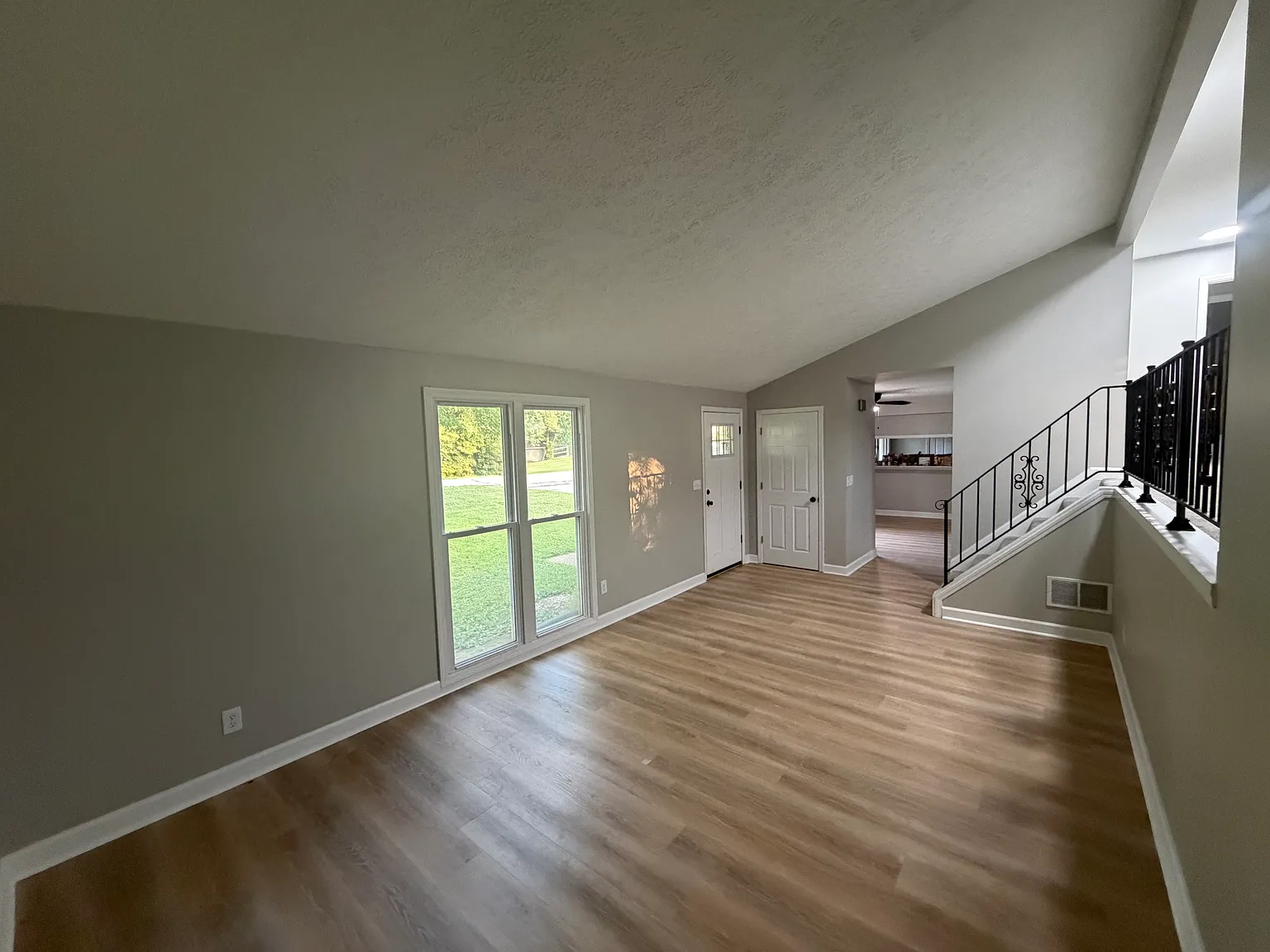 661 Ridgeway Dr — Photo 4