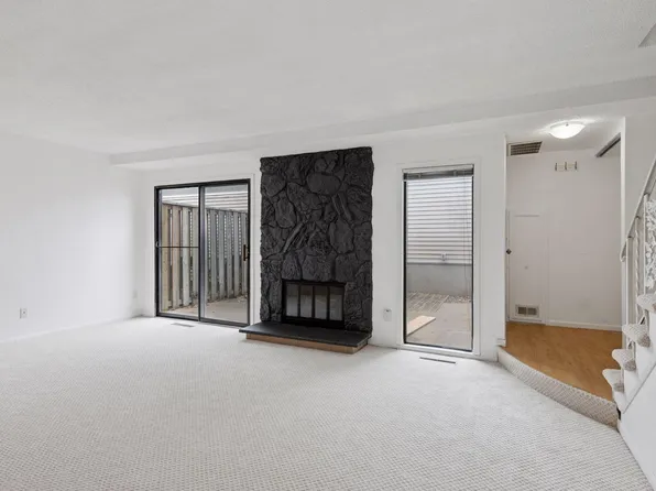 1152 Landmark Trl S, Hopkins, MN 55343