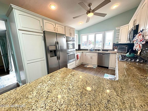 5th image of 63 Lawrence Dr