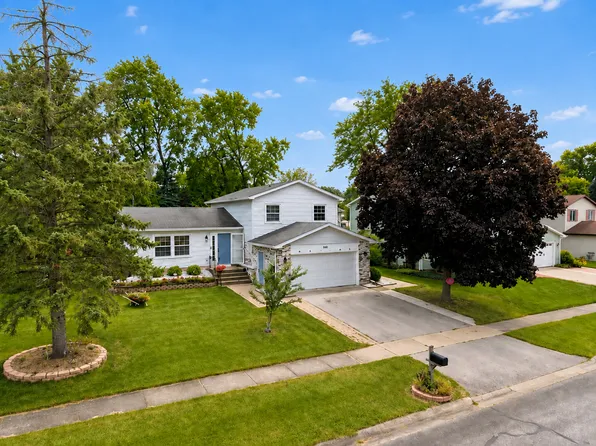 450 Heather Ln, Carol Stream, IL 60188