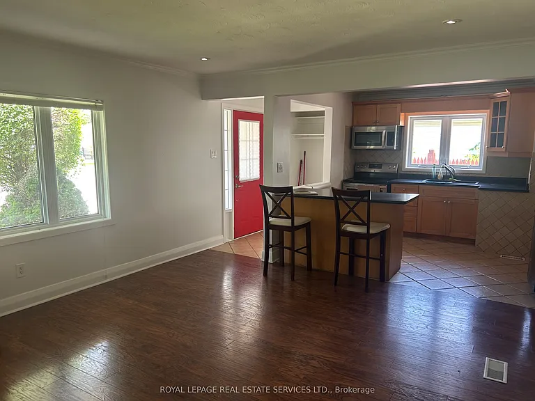132 Elmwood Rd #MAIN FLOOR — Photo 6