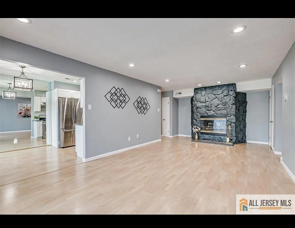 811 Edison Glen Ter — Photo 1