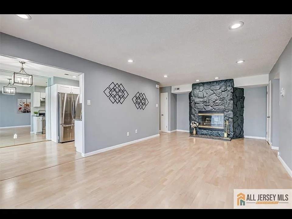 811 Edison Glen Ter