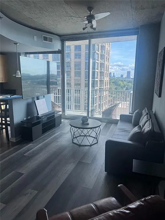 1 bed, 1.0 bath, 722 sqft, $2,800 — Photo 2