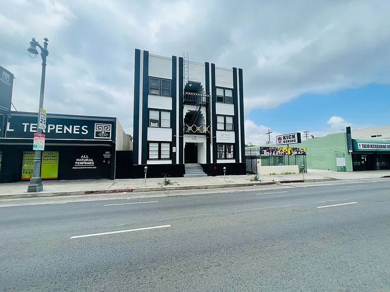 The Ritz Apartments — Photo 3
