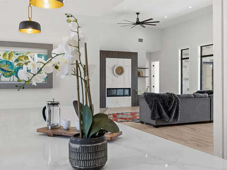 333 Spicewood Trails Dr — Photo 1
