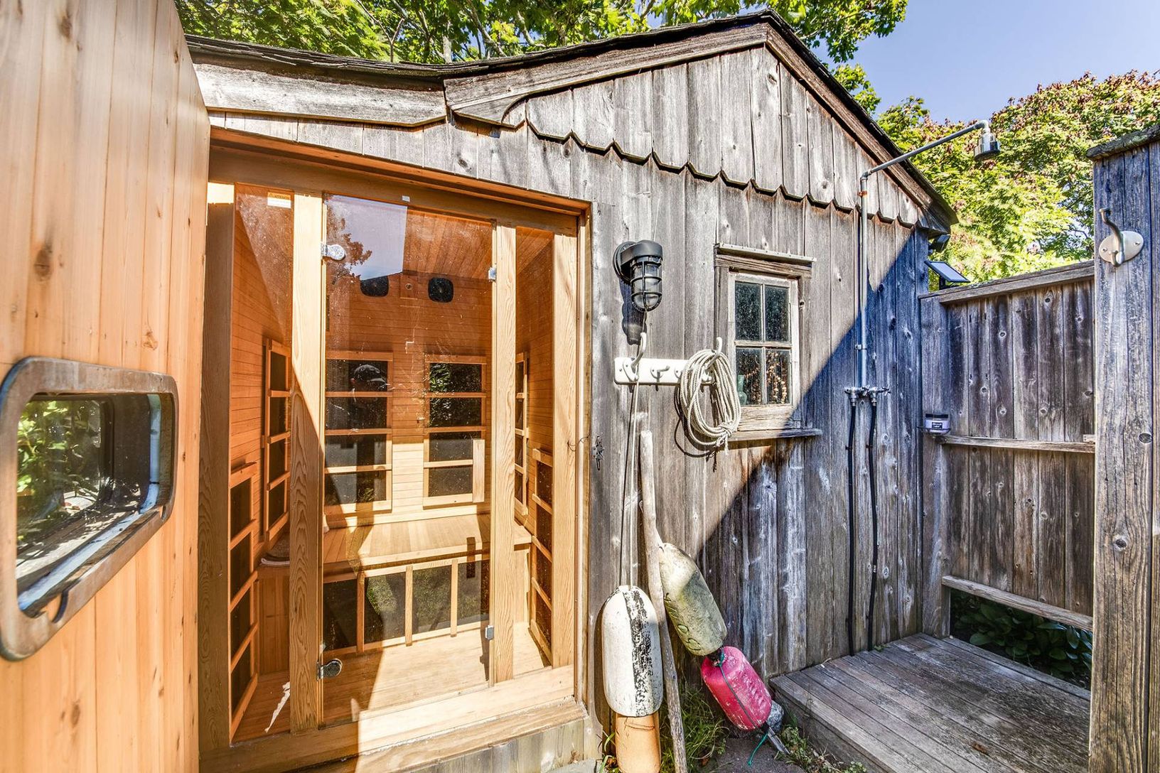  Outdoor shower & sauna 