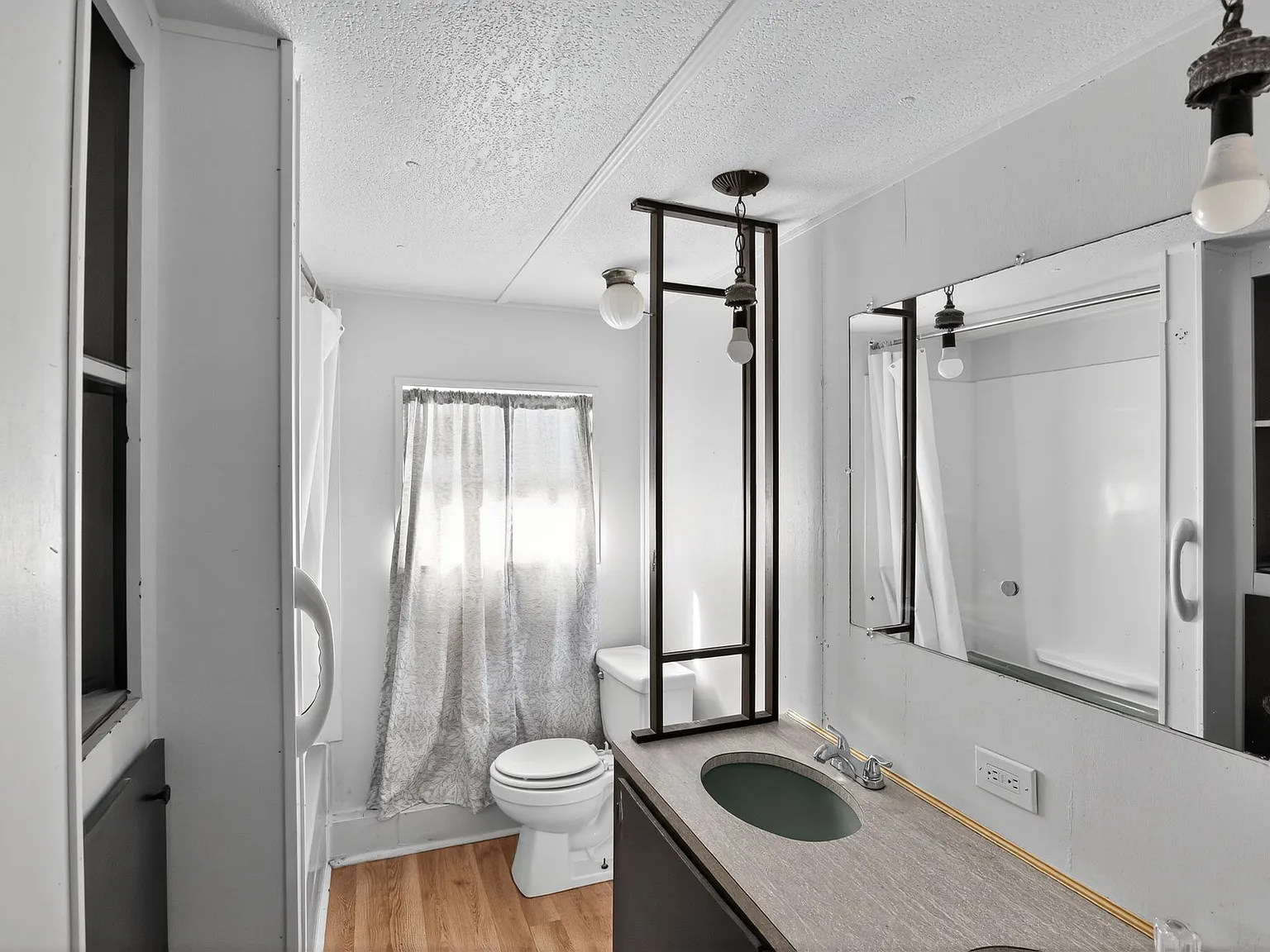 3 bed, 1.5 bath, 980 sqft, $1,350 — Photo 2
