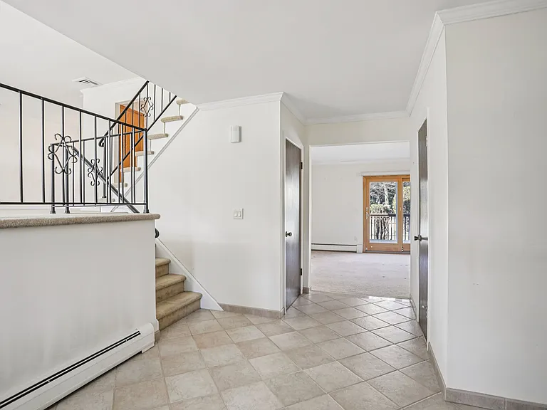 2 Eisenhower Rd — Photo 4