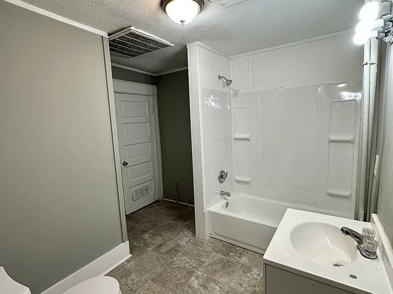 6820 Division Ave — Photo 8
