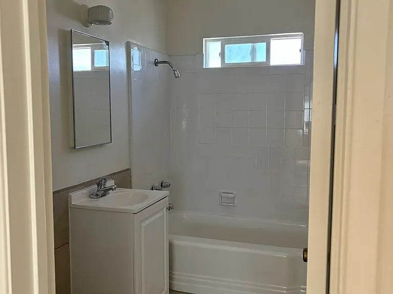 932 W Hays St — Photo 3