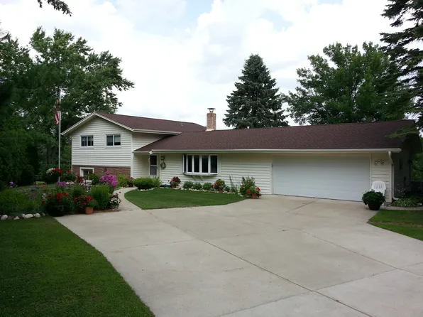 6352 Hilltop Dr, Allenton, WI 53002