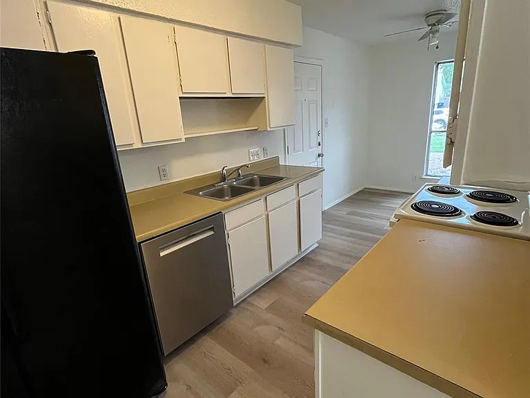 905 Fieldwood Dr #B — Photo 12
