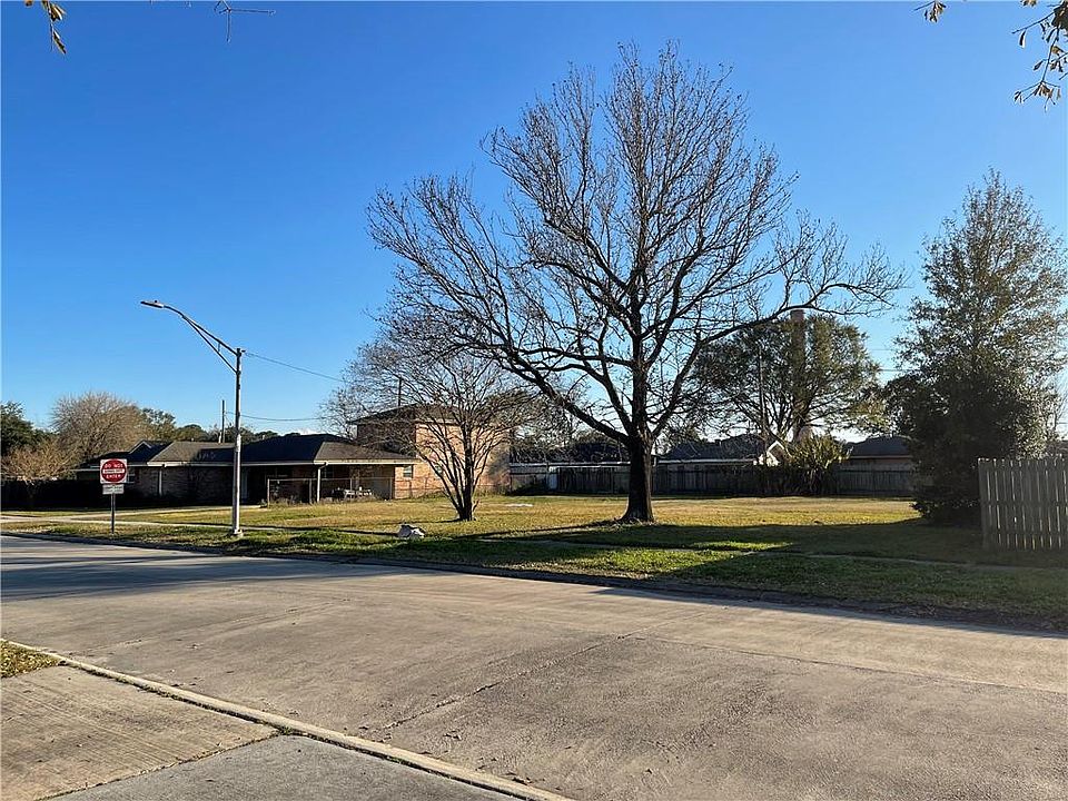2nd image of 79 W Chalmette Cir