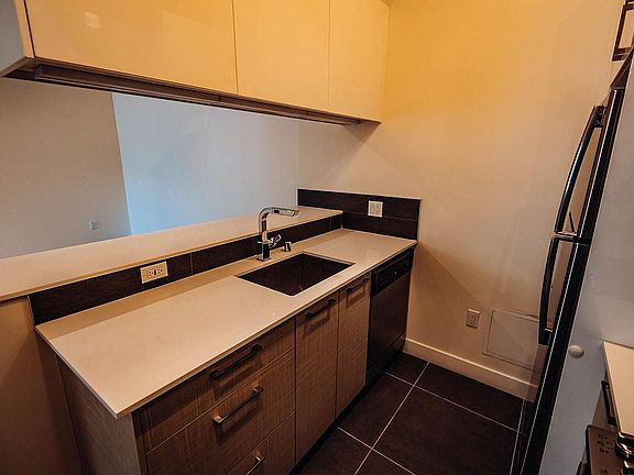 4th image of 928 S Broadway #1018