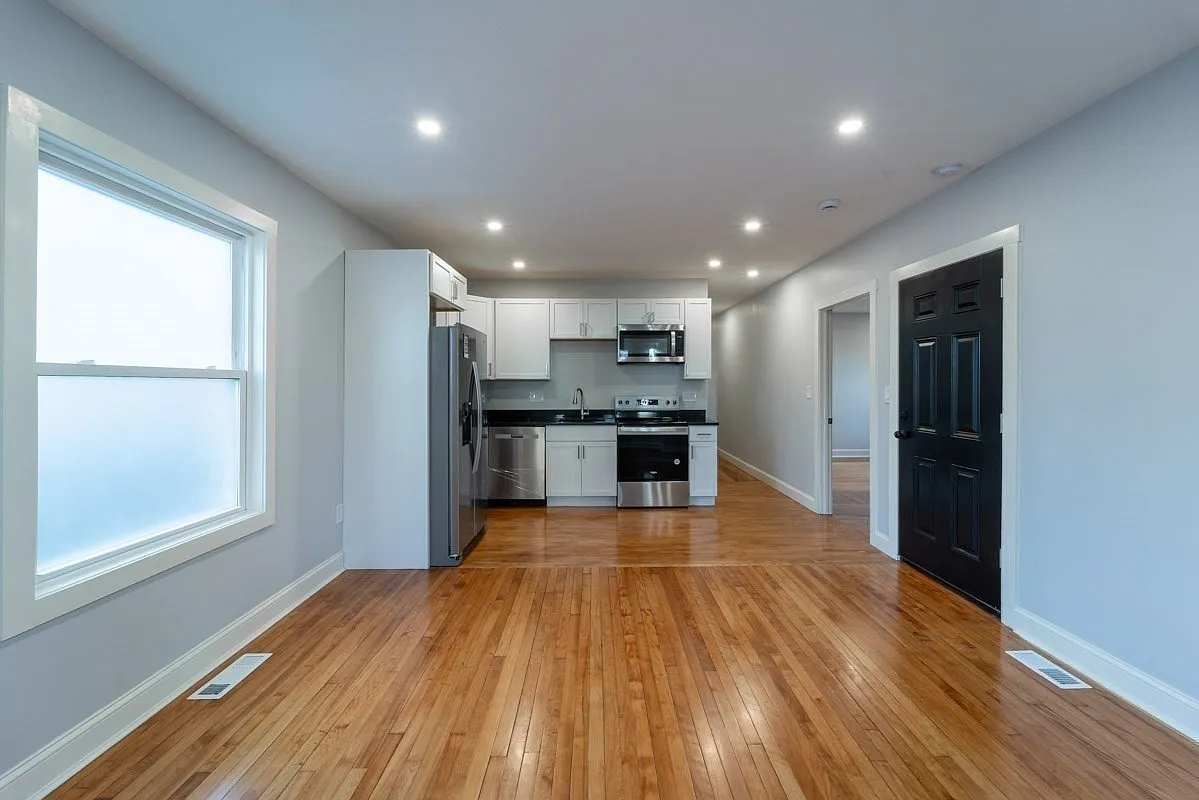 3 bed, 1000 sqft, $3,000 — Photo 3