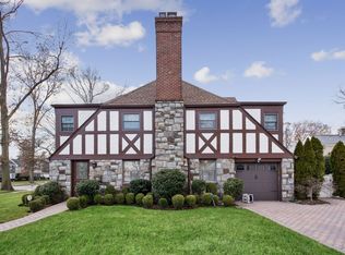 49 Huntington Rd, Garden City, NY 11530