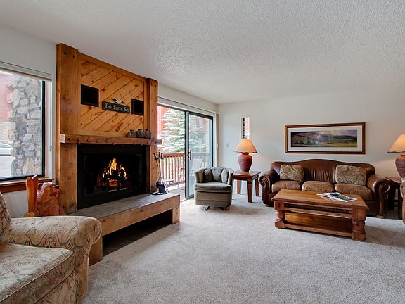 Spacious Living Room&Balcony