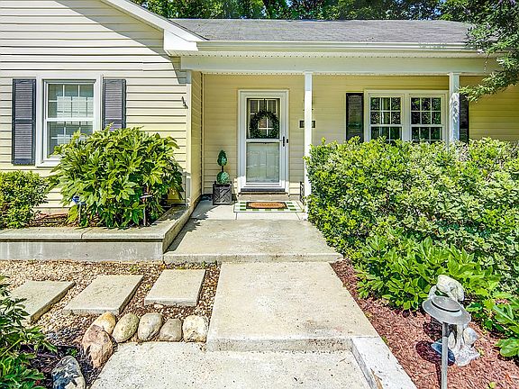 4th image of 1473 Shoveller Ave