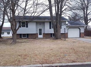 411 Manor Dr, Metamora, IL 61548