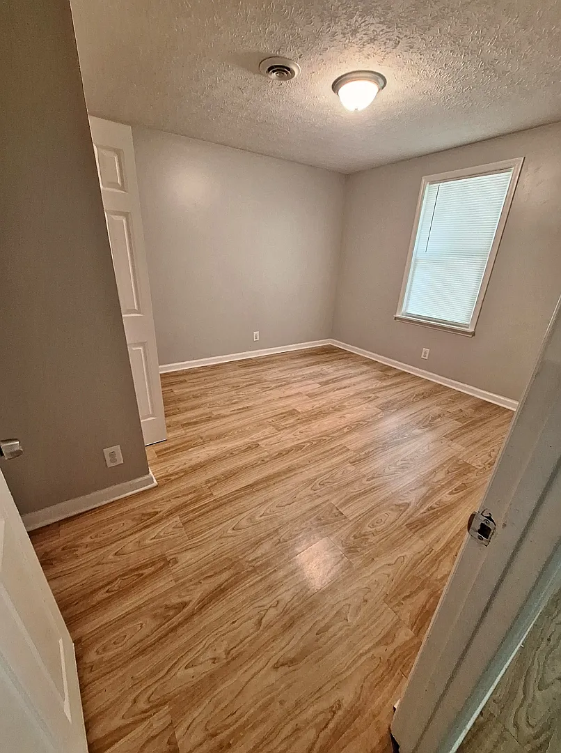 118 N Poole St - B — Photo 2