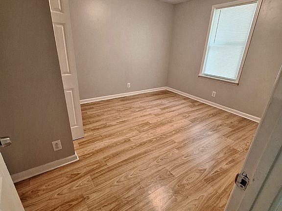 5th image of 118B N Poole St