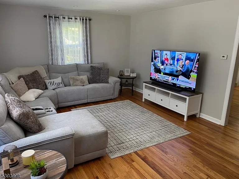 549 Broughton Ave #1 — Photo 9