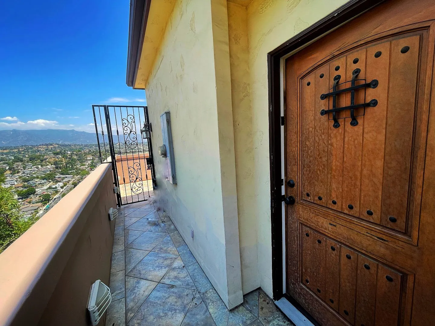 Beautiful Home in the Hills of Los Angeles — Photo 2