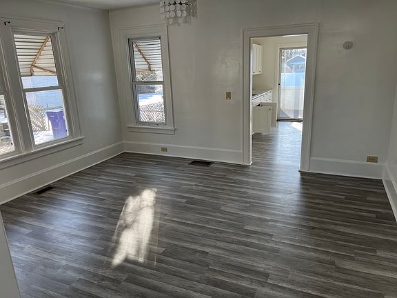 4th image of 1003 Perry St