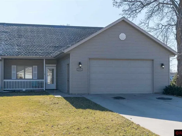 2201 White Oak Dr, North Mankato, MN 56003