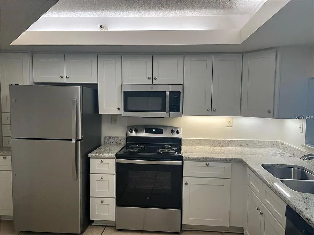 1 bed, 1.5 bath, 950 sqft, $2,400 — Photo 2