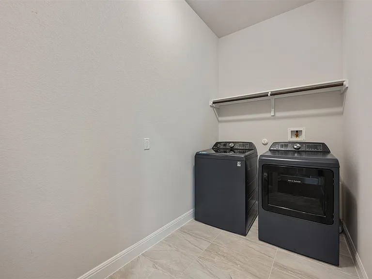 686 Treadwell Ln — Photo 34