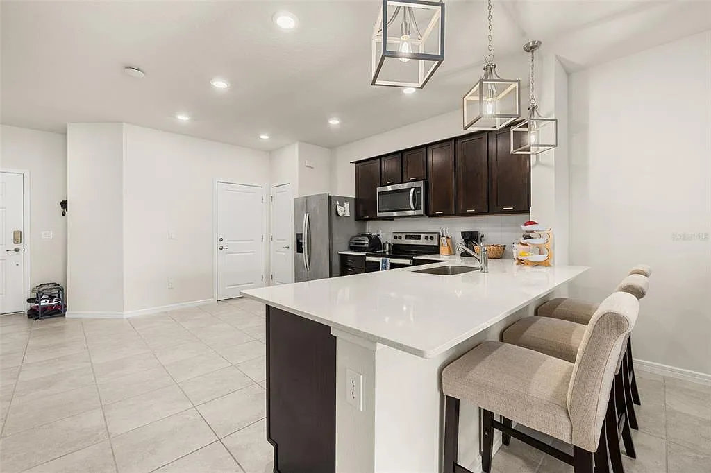 3 bed, 2.5 bath, 1736 sqft, $2,100 — Photo 4