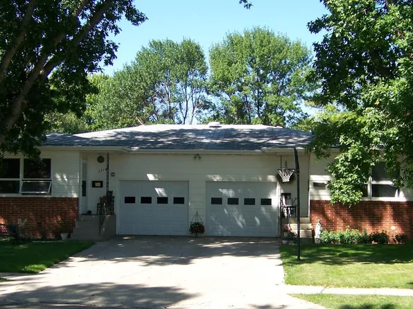 1716 Dick Dr, Aberdeen, SD 57401