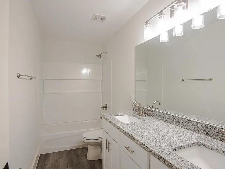 1321 Franklin Ave — Photo 9