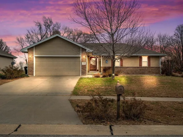 4516 SW Lakeside Dr, Topeka, KS 66610