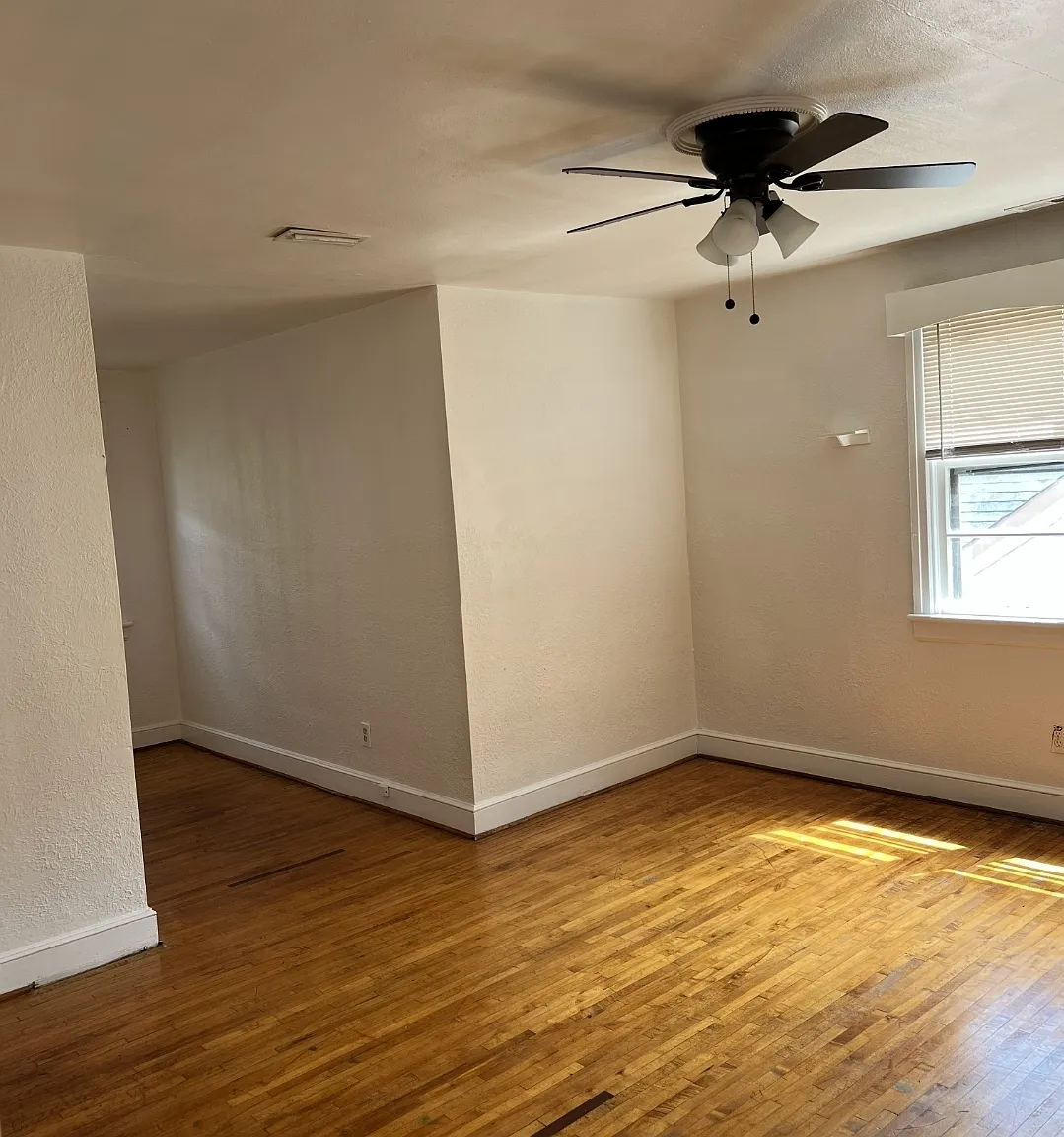 1 bed, 900 sqft, $1,200 — Photo 3
