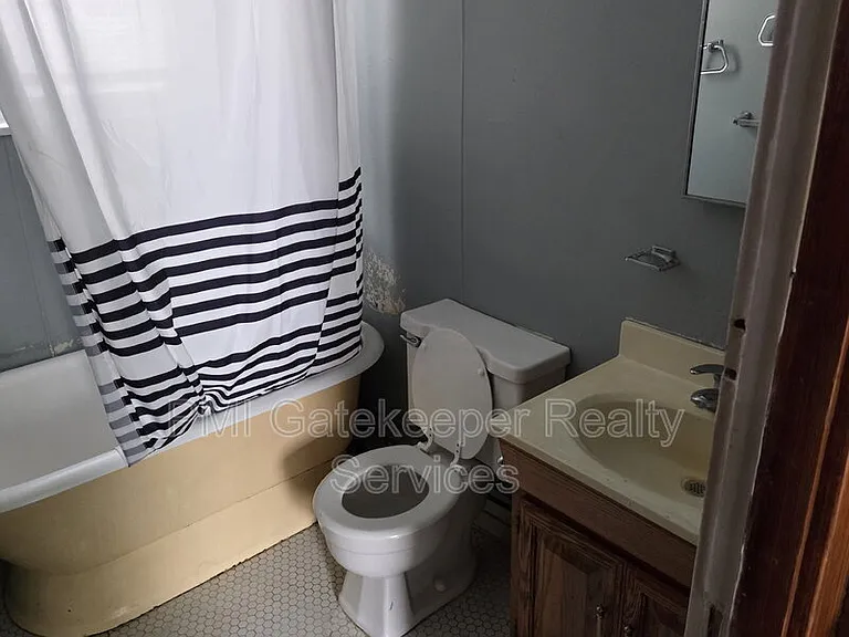 4370 Saint Lawrence Ave #1 — Photo 10