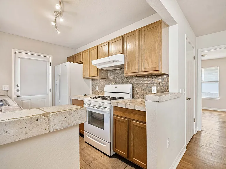 1502 Garden St — Photo 12
