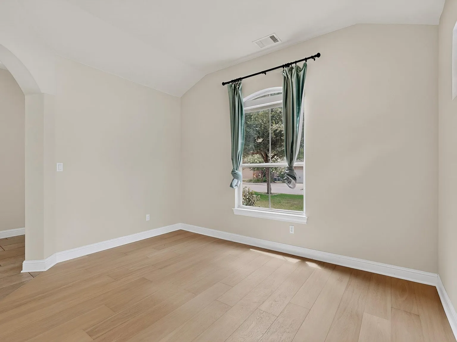 5 bed, 4.0 bath, 3407 sqft, $3,900 — Photo 3