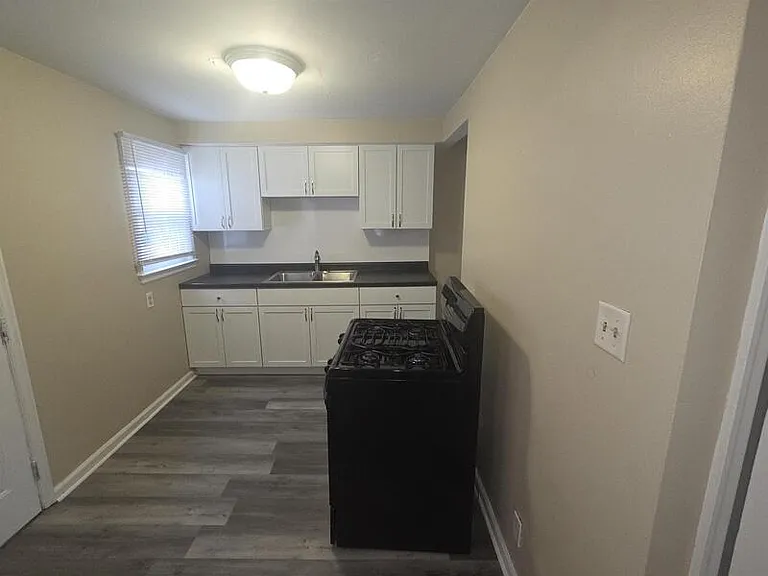 1519 W 28th St — Photo 3