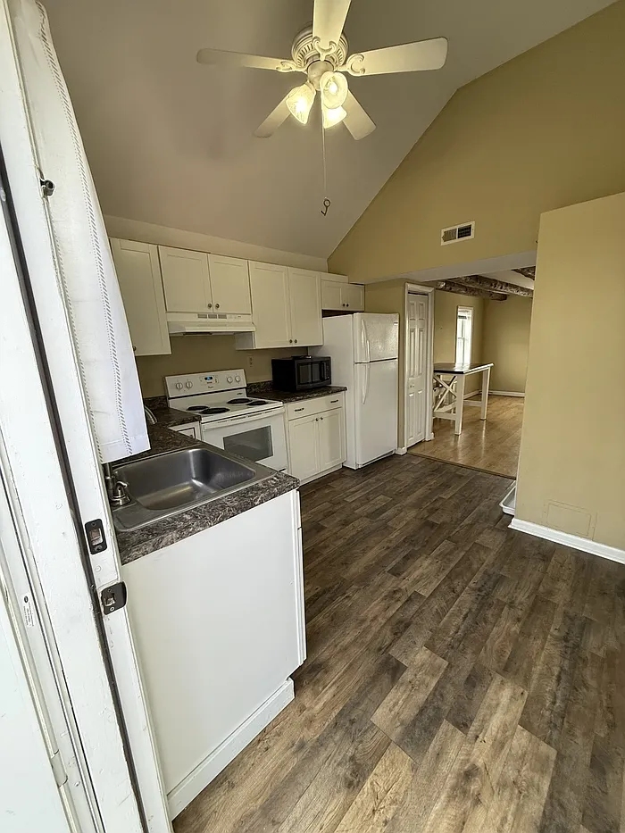 2 bed, 1.0 bath, 800 sqft, $1,650 — Photo 1