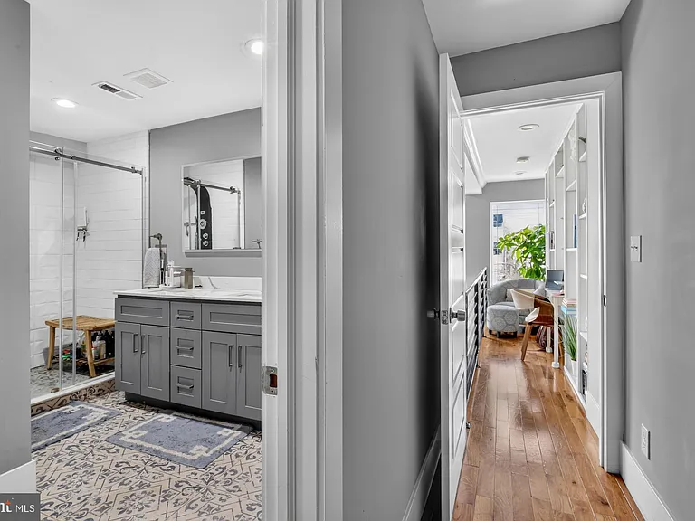 2328 E Fletcher St — Photo 28