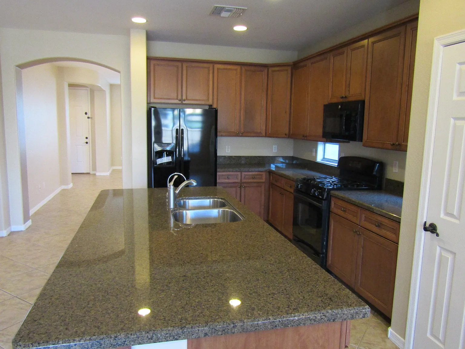 4 bed, 1989 sqft, $2,100 — Photo 4