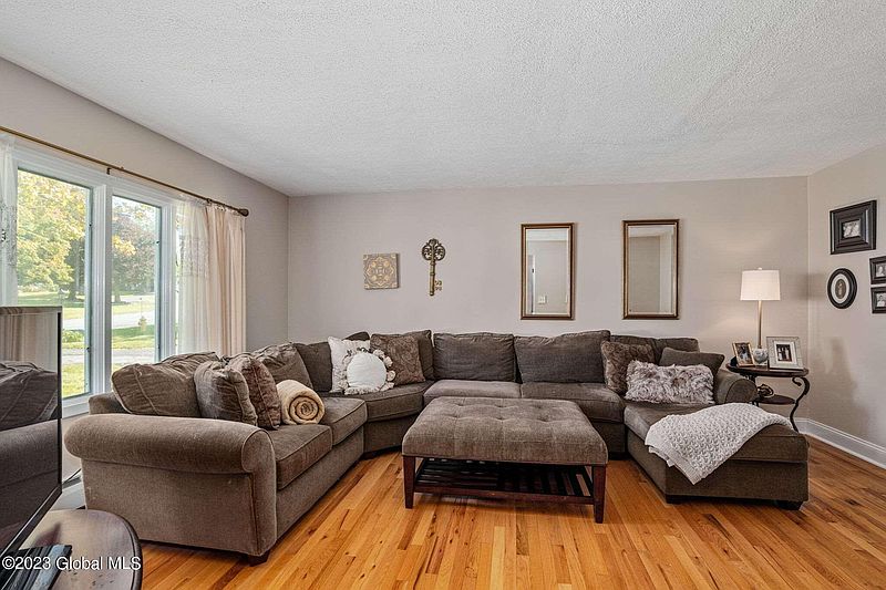 3rd image of 22 Glen Drive