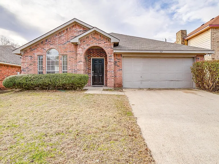 927 Simon Dr — Photo 3
