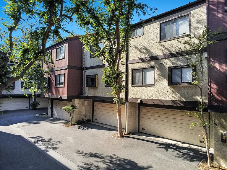 21931 Burbank Blvd #17 — Photo 34