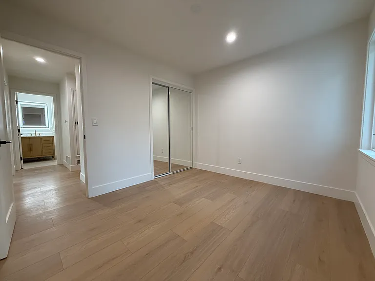 23432 Victory Blvd — Photo 8
